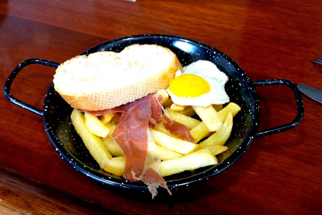 Cómo preparar huevos rotos con patatas