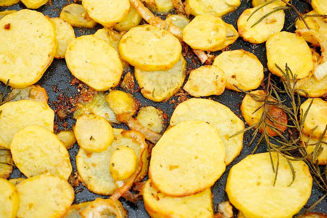 Cómo preparar patatas al horno con cebolla