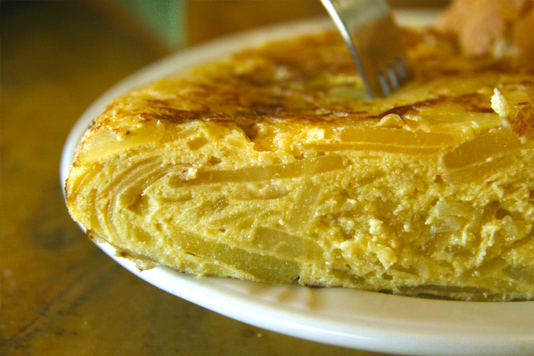 Cómo hacer tortilla de patatas y alucinar a todo el mundo