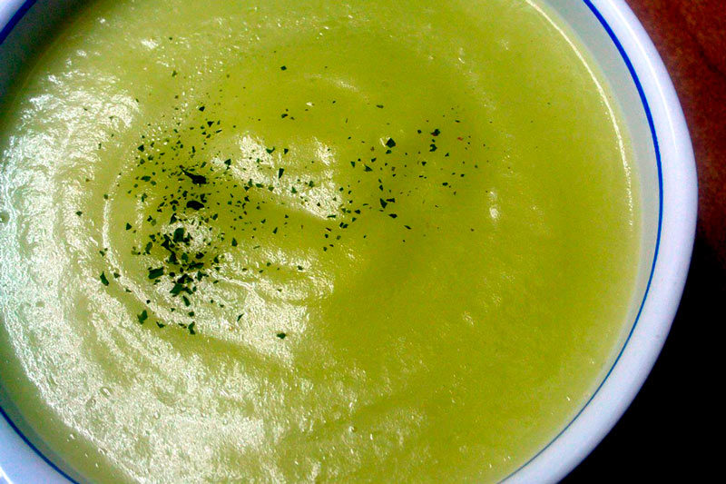 Crema de judías verdes, patatas cocidas y piñones